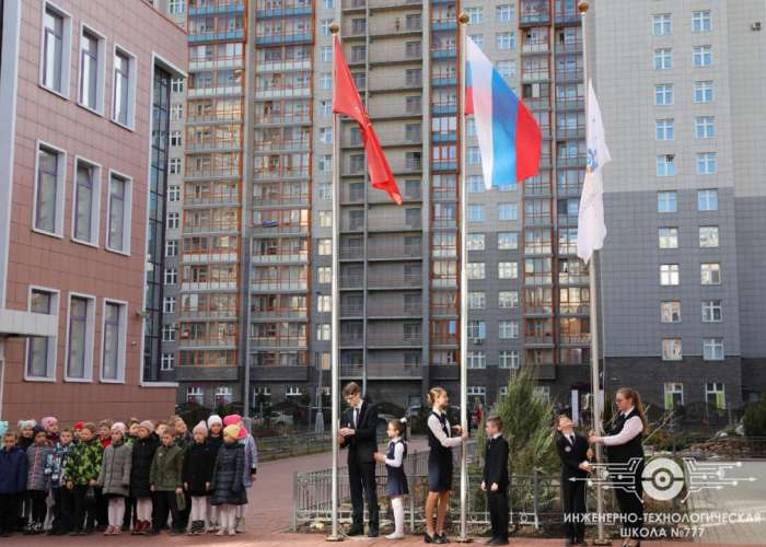 В ИТШ №777 состоялась торжественная линейка с  поднятием флага и исполнением гимна России